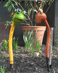 Zwei Figuren im Garten